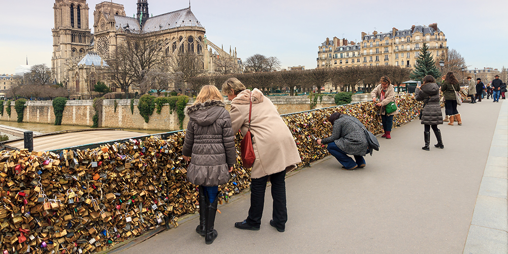 love-bridge-tourist