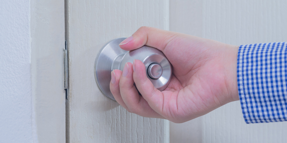 My door has button that lock knob when close door. Locksmith